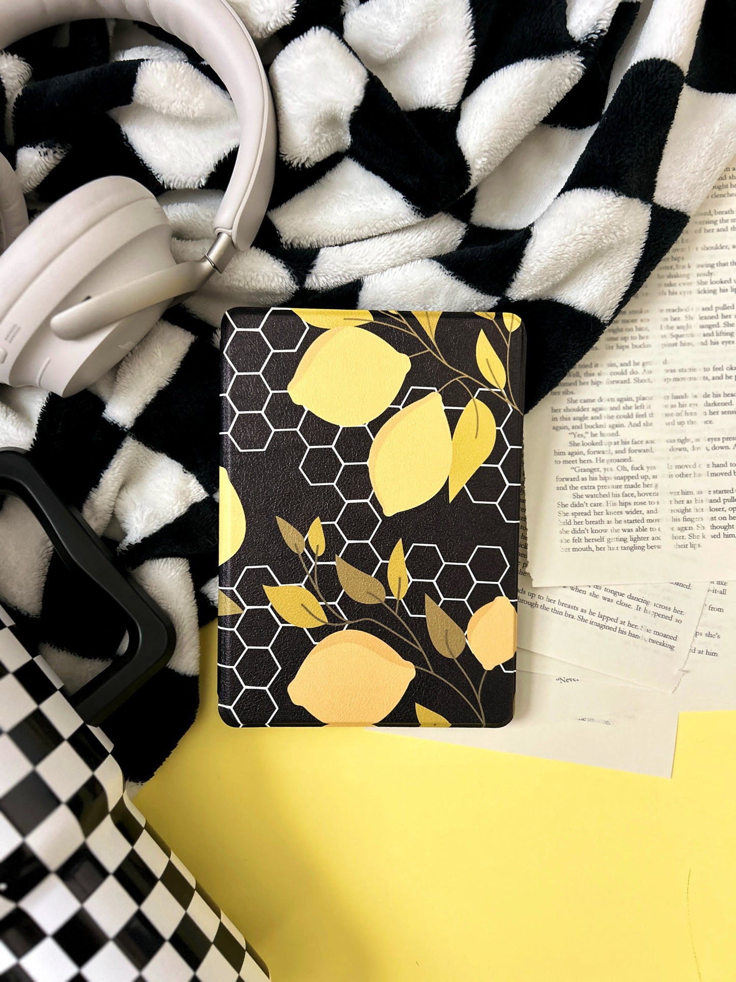 Kindle Case Cover for 2021 6.8" Kindle Paperwhite 11th Generation - Honeycomb Lemons