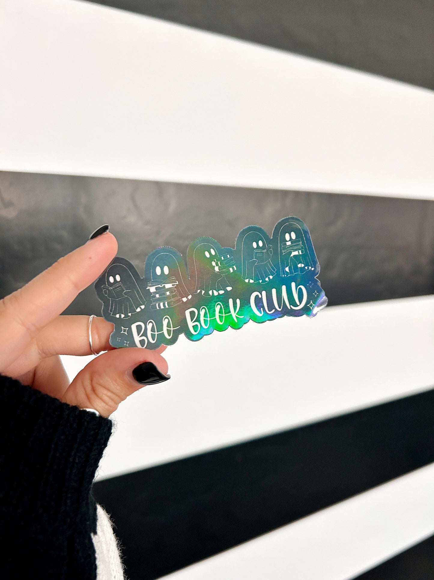 Autocollant du groupe Boo Book Club - Quatre options disponibles - Holographique - Noir + Blanc