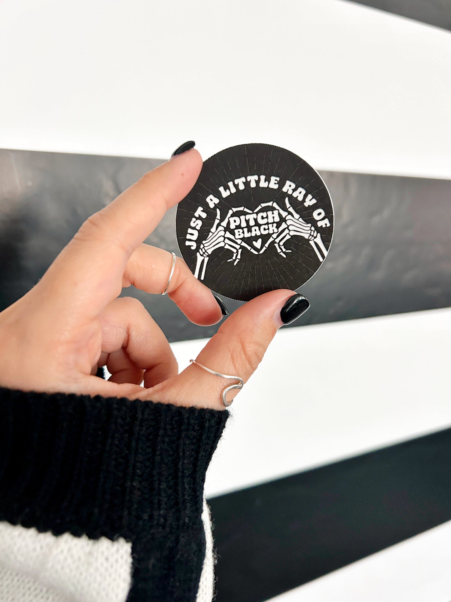 Autocollant Just a Ray of Pitch Black - Deux options disponibles - Holographique