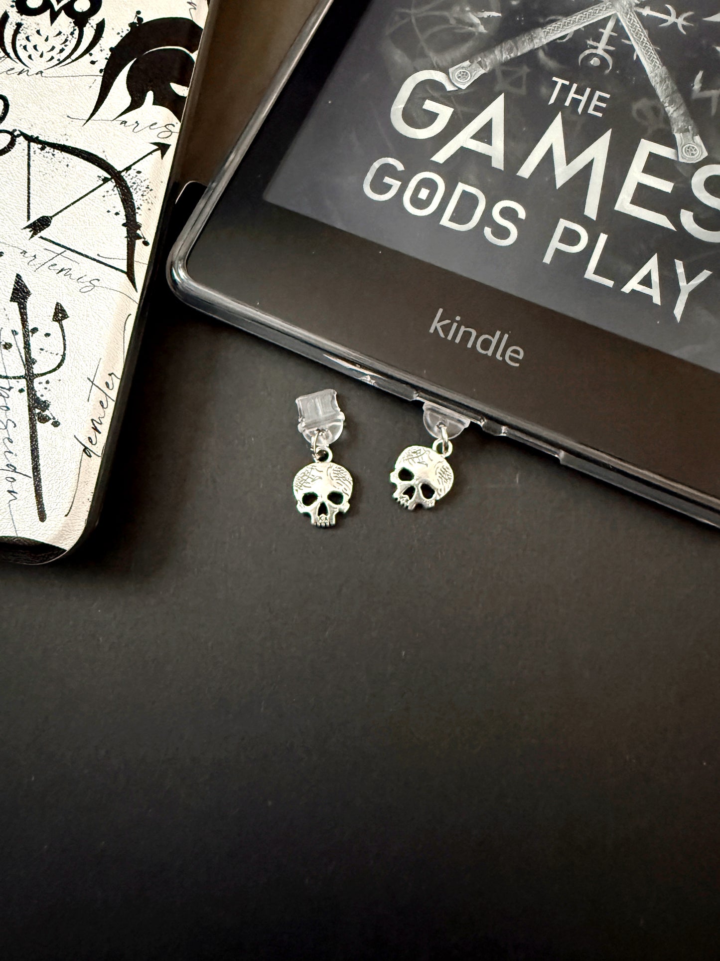 Kindle Dust Plug Charm - USB-C Kindle Charm - Silver Skull