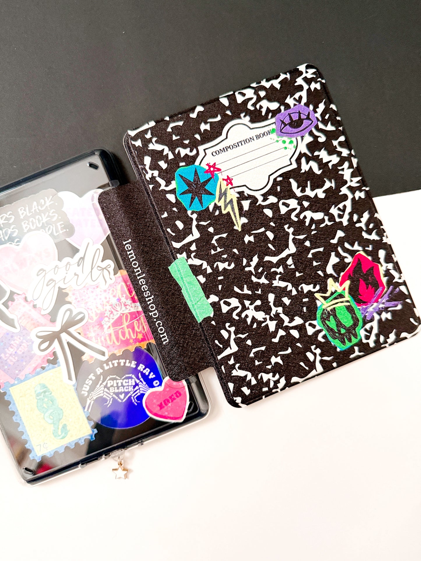 Étui Kindle The Best of Both avec dos transparent et sangle de protection - Classic Checkers - Kindle 6,8" Paperwhite