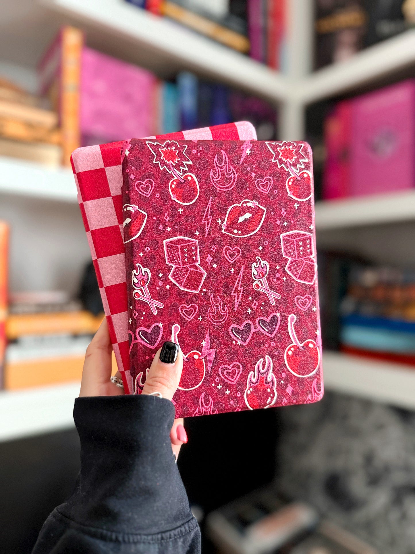 Étui Kindle The Best of Both avec dos transparent et sangle de protection - Classic Checkers - Kindle 6,8" Paperwhite