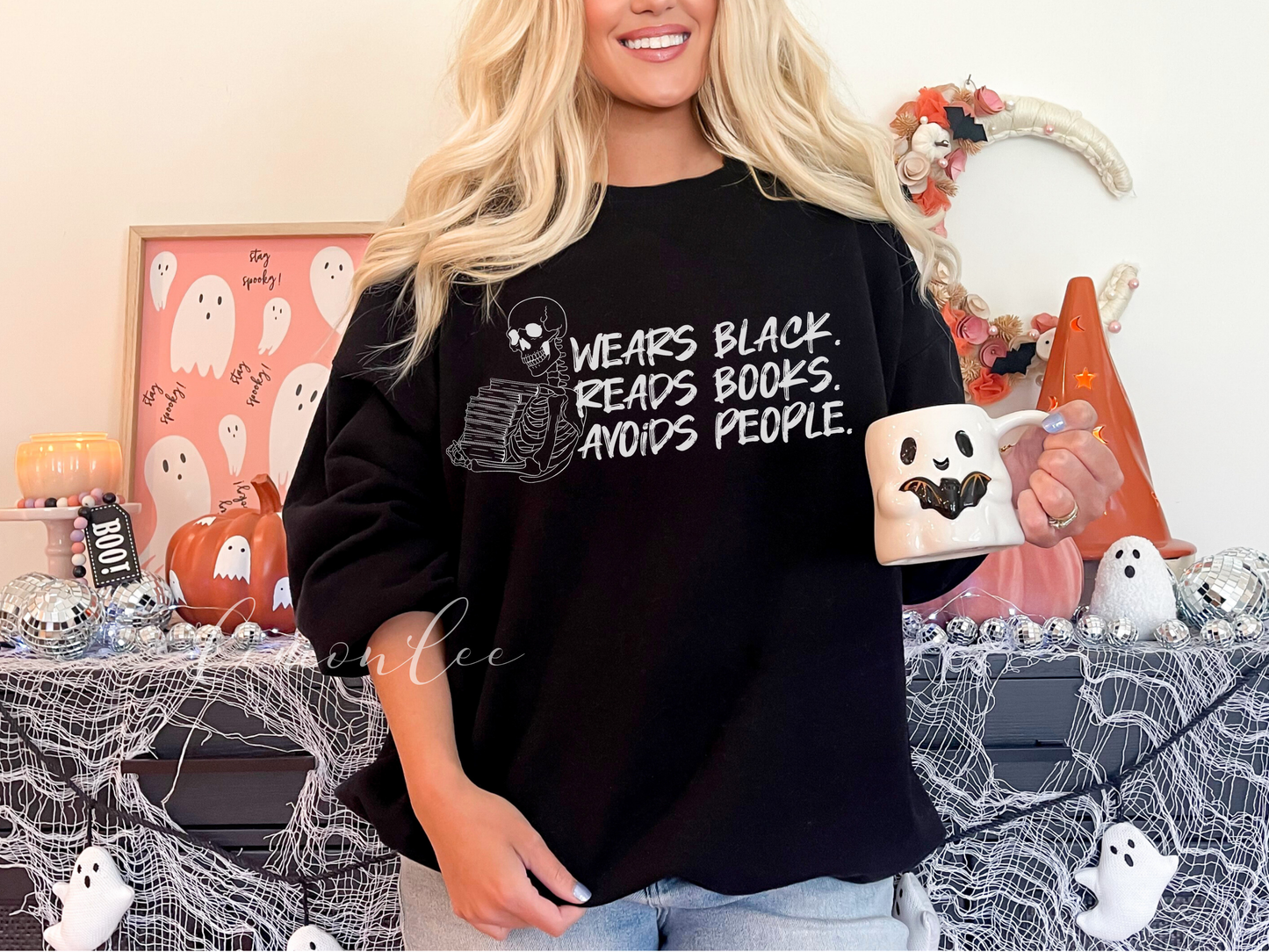 Porte un pull noir
