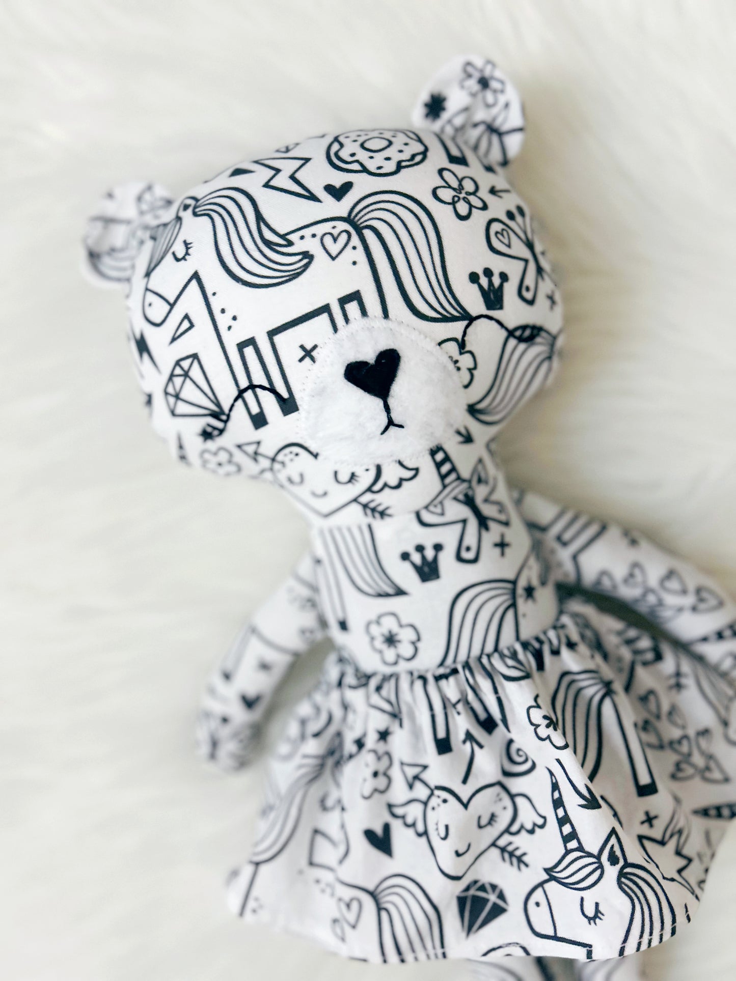 Scribbles Bear - Magie de la licorne avec un nez blanc