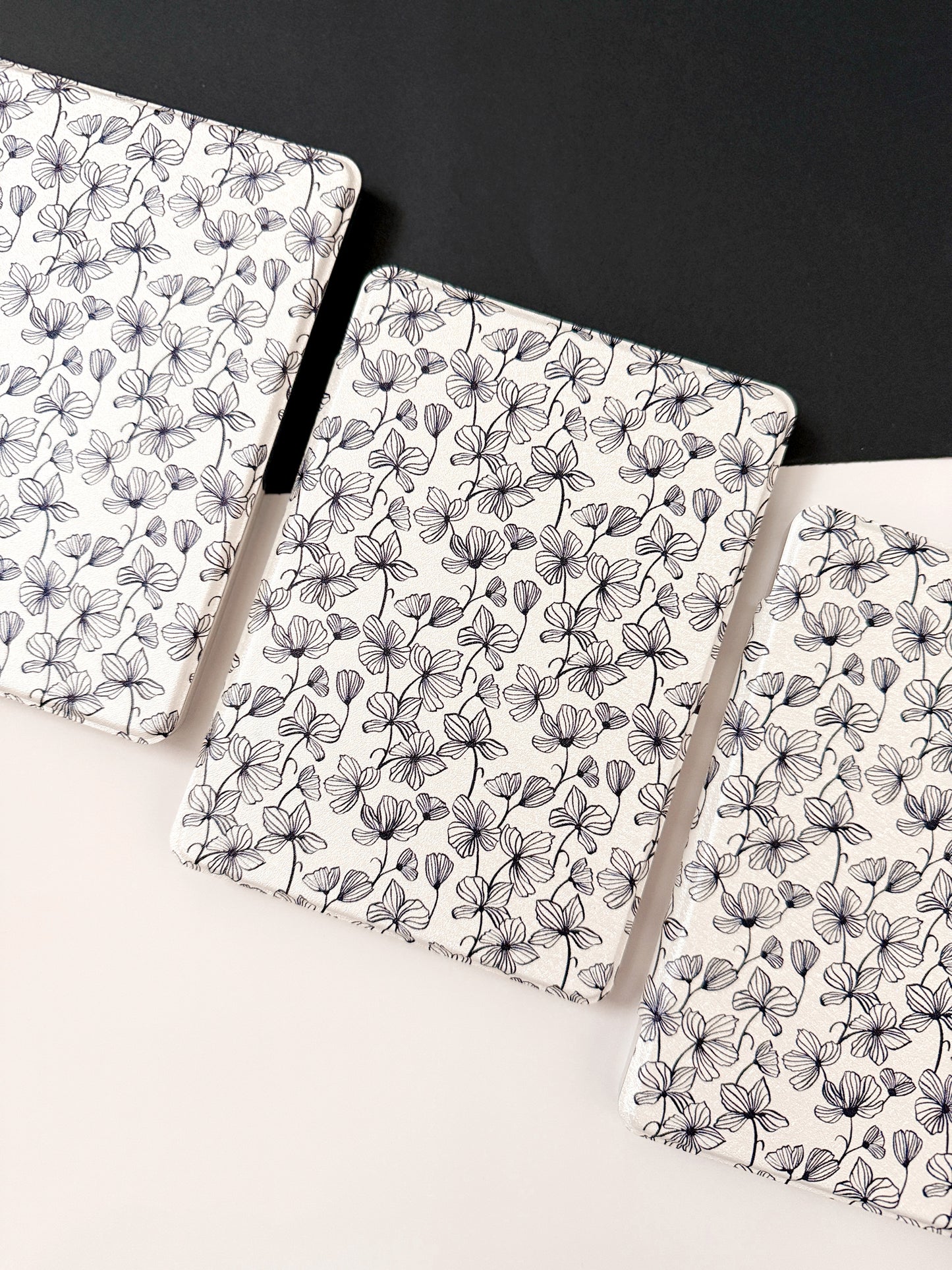 Étui Kindle The Best of Both avec dos transparent et sangle de protection - Classic Checkers - Kindle 6,8" Paperwhite