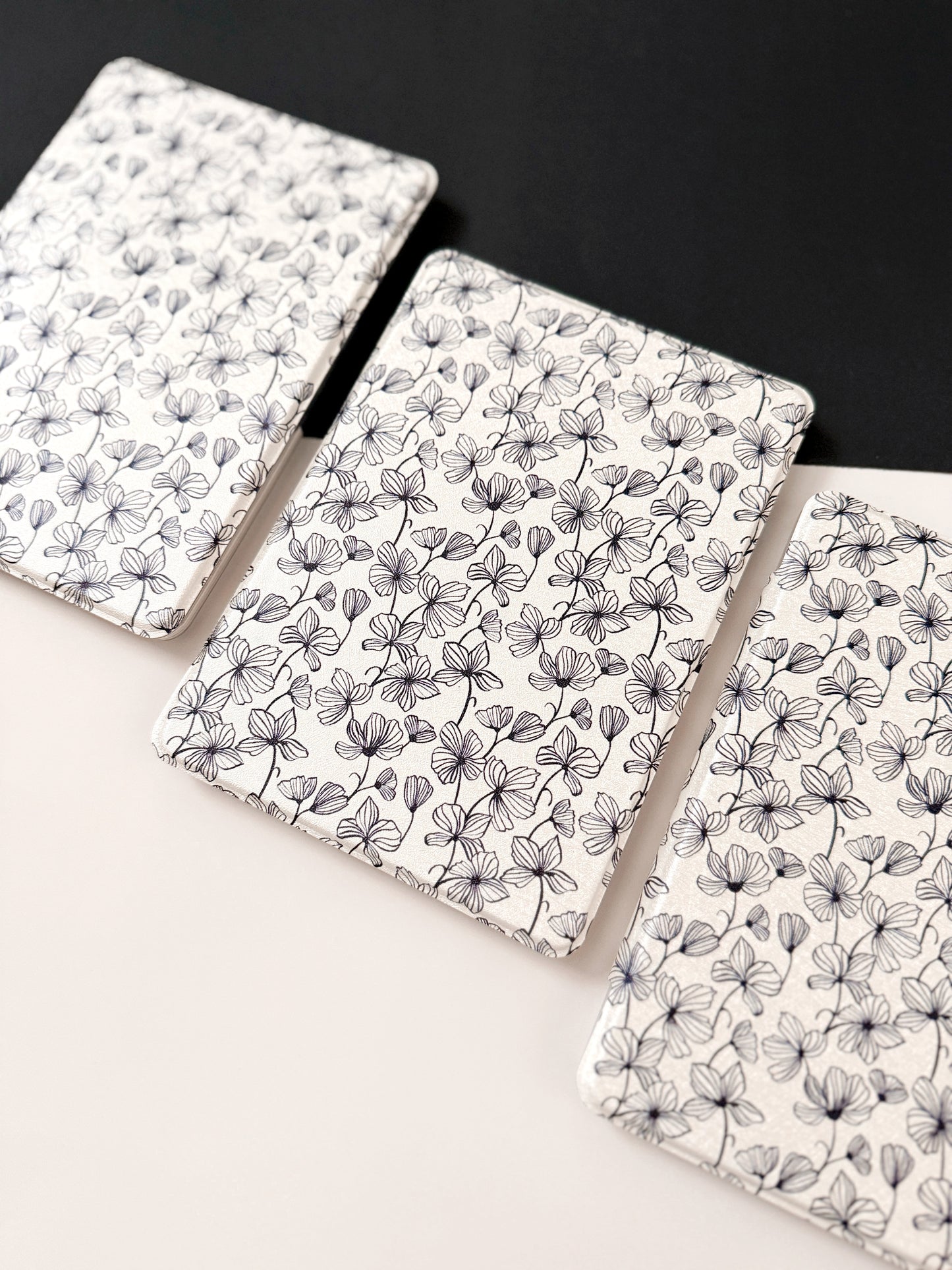 Étui Kindle The Best of Both avec dos transparent et sangle de protection - Classic Checkers - Kindle 6,8" Paperwhite