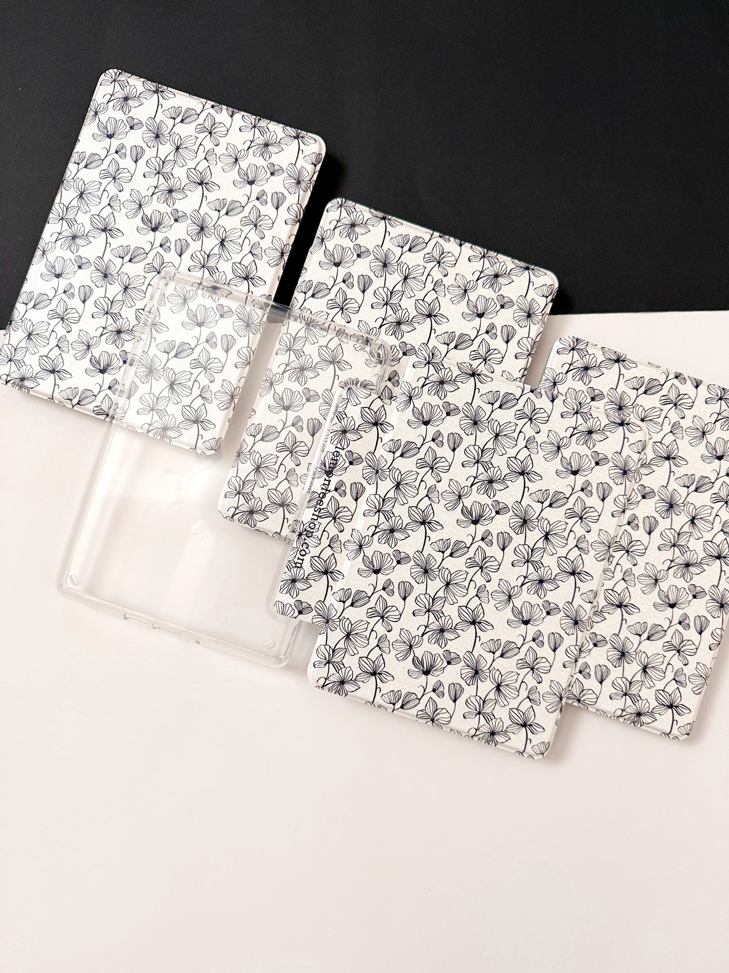 Étui Kindle The Best of Both avec dos transparent et sangle de protection - Classic Checkers - Kindle 6,8" Paperwhite