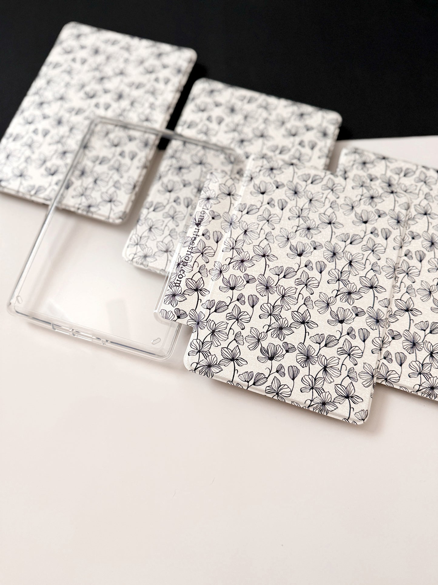 Étui Kindle The Best of Both avec dos transparent et sangle de protection - Classic Checkers - Kindle 6,8" Paperwhite