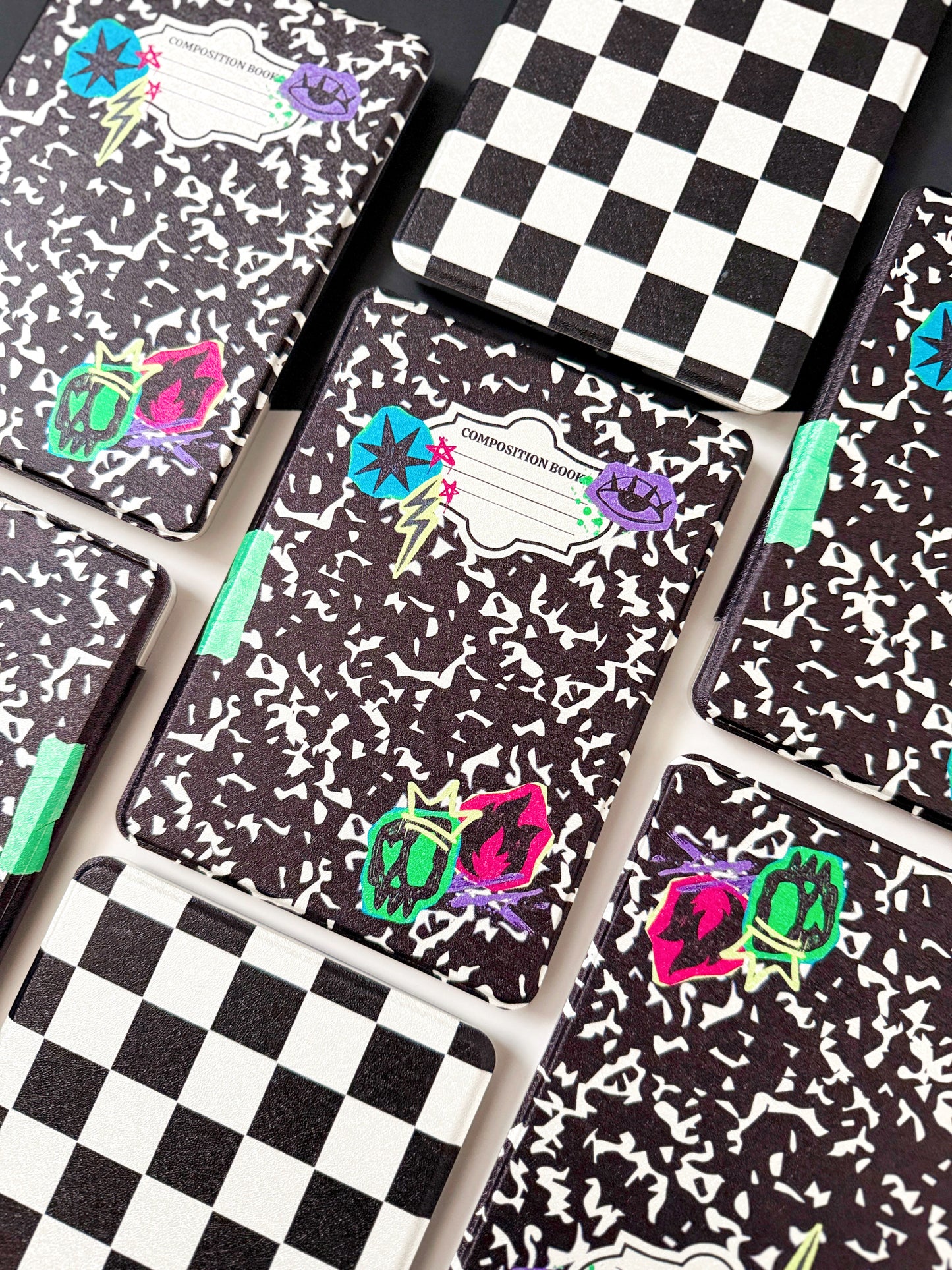 Étui Kindle The Best of Both avec dos transparent et sangle de protection - Classic Checkers - Kindle 6,8" Paperwhite