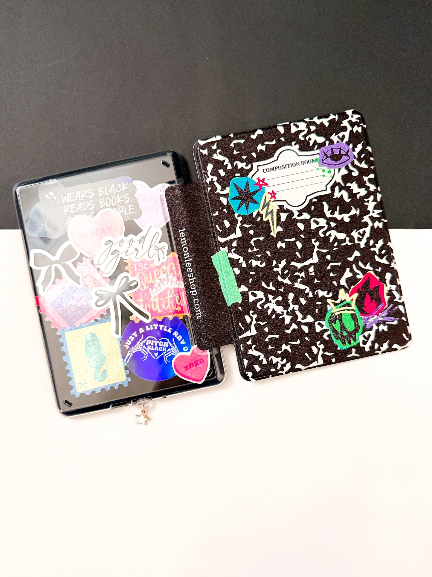 Étui Kindle The Best of Both avec dos transparent et sangle de protection - Classic Checkers - Kindle 6,8" Paperwhite