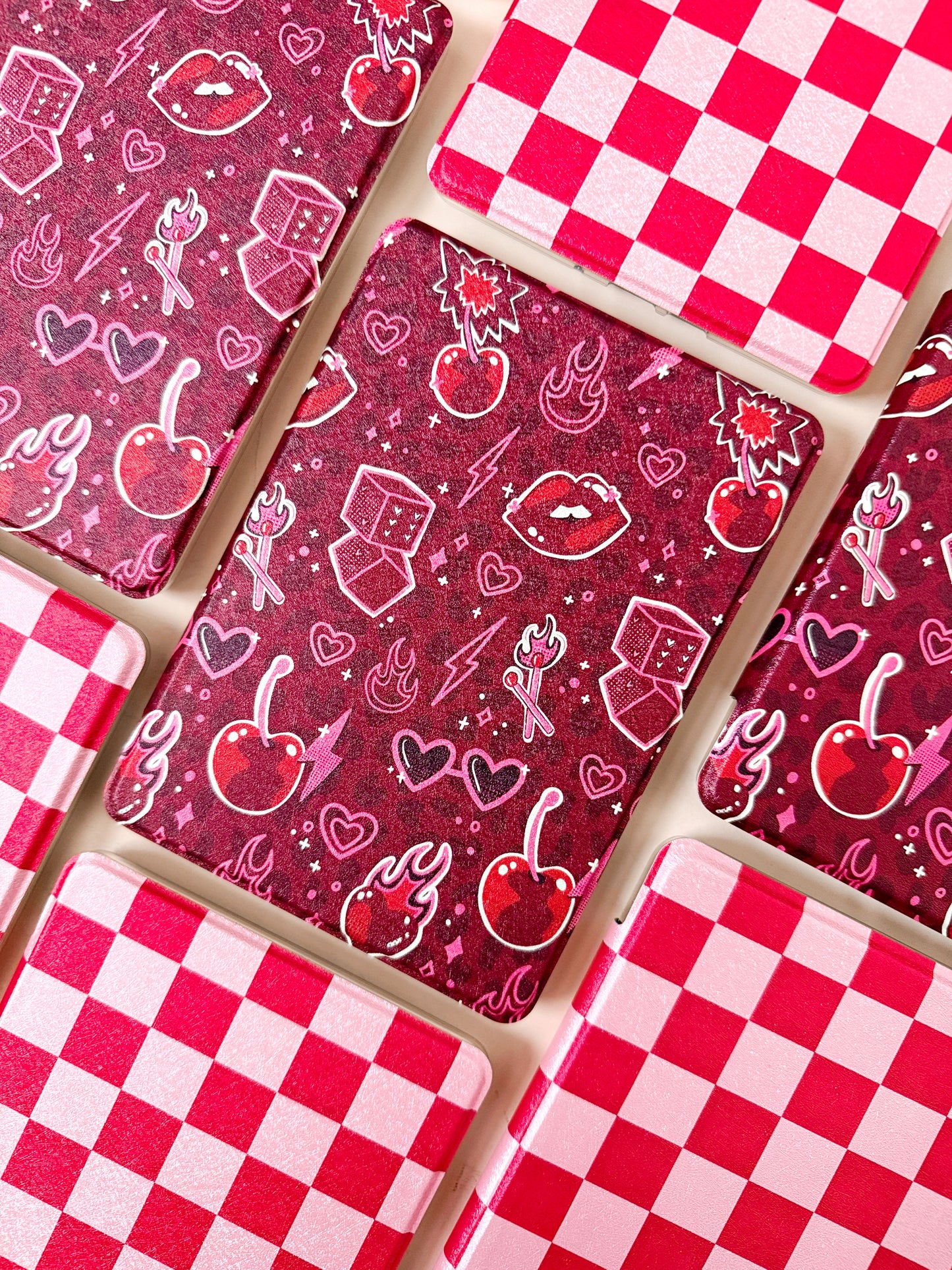 Étui Kindle The Best of Both avec dos transparent et sangle de protection - Classic Checkers - Kindle 6,8" Paperwhite