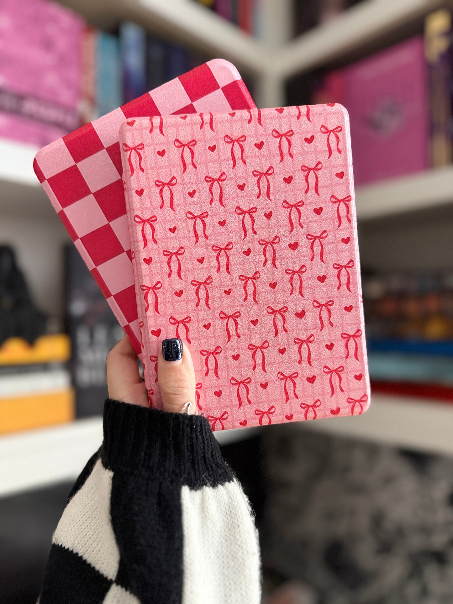 Étui Kindle The Best of Both avec dos transparent et sangle de protection - Classic Checkers - Kindle 6,8" Paperwhite